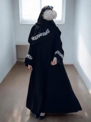 عباية مطروزة